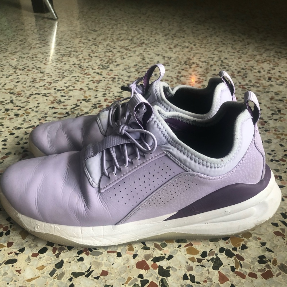 Women’s Clove Classic in Lavender Nursing shoe size 8.5